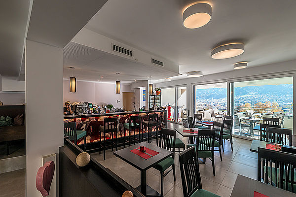 Tagescafe mit Gästeterrasse im Erdgeschoss