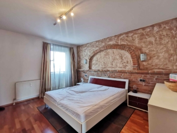 Schlafzimmer mit Bett und Kasten