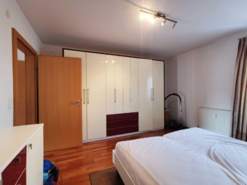 Schlafzimmer mit Bett und Kasten